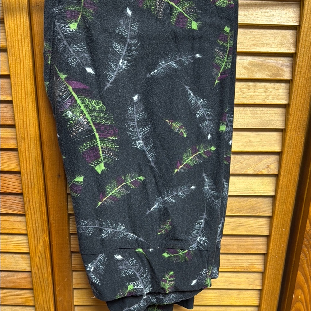 Patterned Leggings with Feather Design
